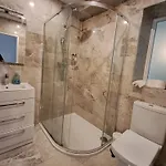 Modern Centre Luxury - Sleeps 6