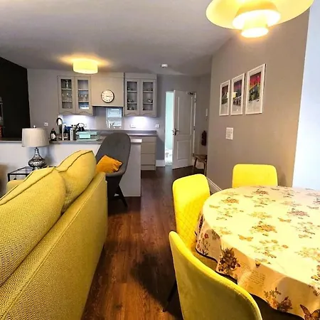Modern Centre Luxury - Sleeps 6 דירה *