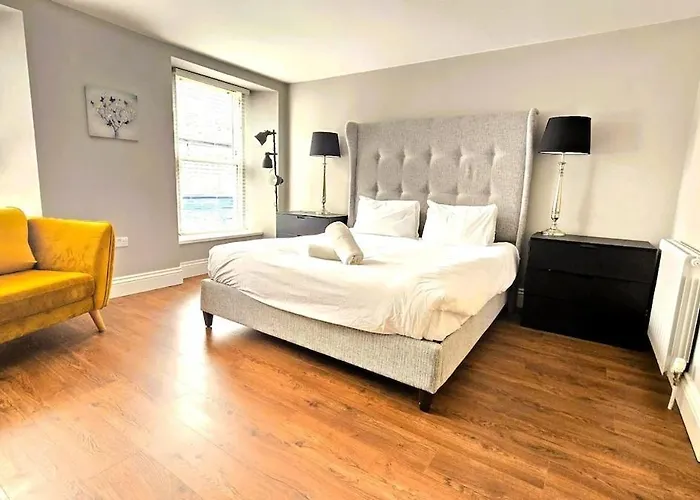 Modern Centre Luxury - Sleeps 6 Daire